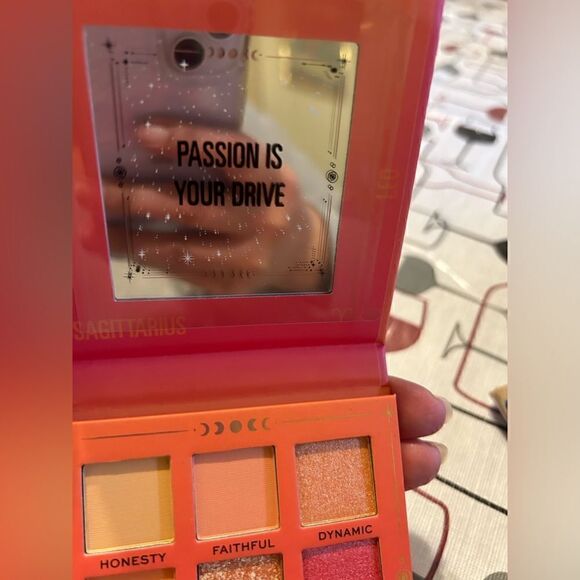 NWT/NIB Revolution palette - Picture 5 of 8